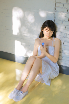 朋友巨乳迷人的妻子